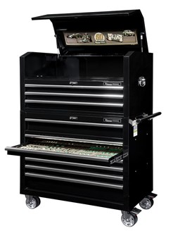 Wagen mit 560 Werkzeugen.
Im Oberschrank finden Spraydosen und andere sperrige Gegenstände Platz.
Wagen und Oberschrank lassen sich separat mit Zahlenschlössern abschließen. Die Räder am Wagen sind aus poliertem Aluminium.


Farbe: Schwarz

Maße, Werkzeugwagen (mit Rädern), H x B x T: 1620 x 1068 x 481 mm